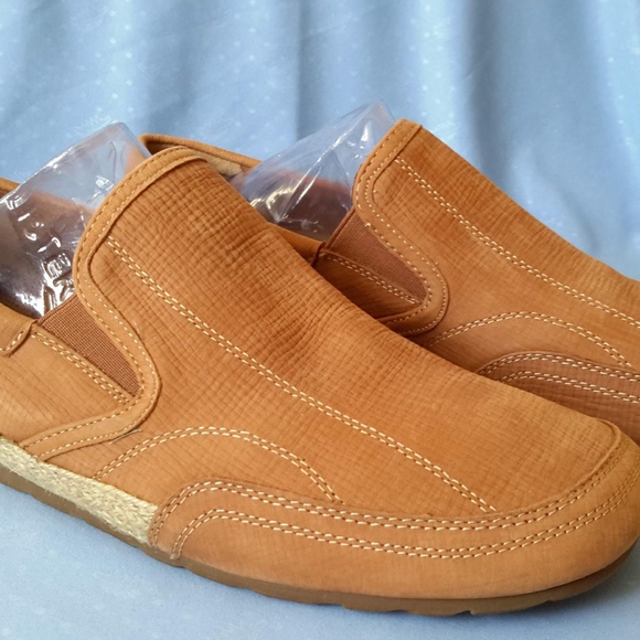 hush puppies shoes made of which leather